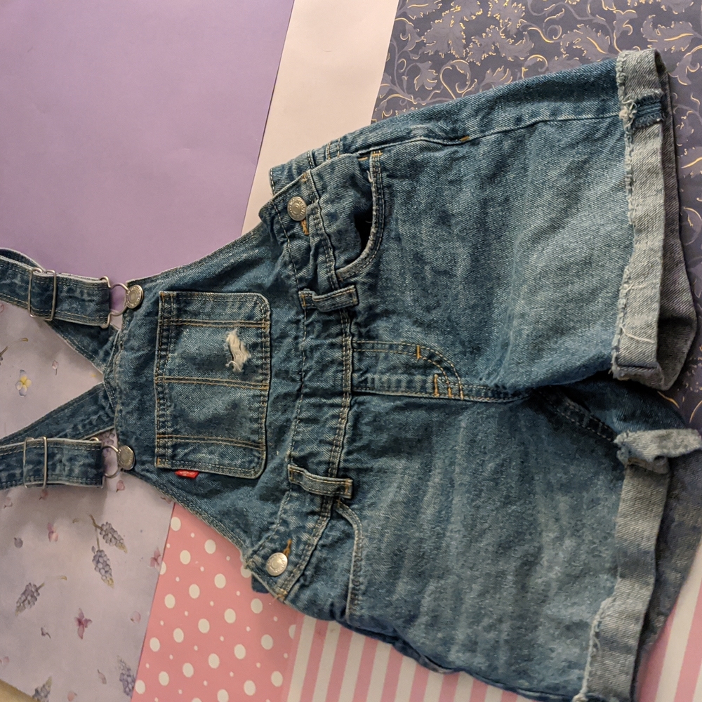 🧁 Levi's size 4 shortalls 100% cotton super cute
